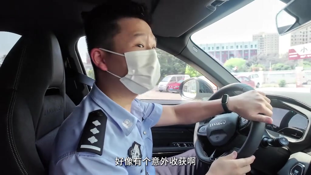 孝警阿特抓到一輛非法改裝車(chē)，車(chē)主將車(chē)標(biāo)&輪轂換成科比Logo